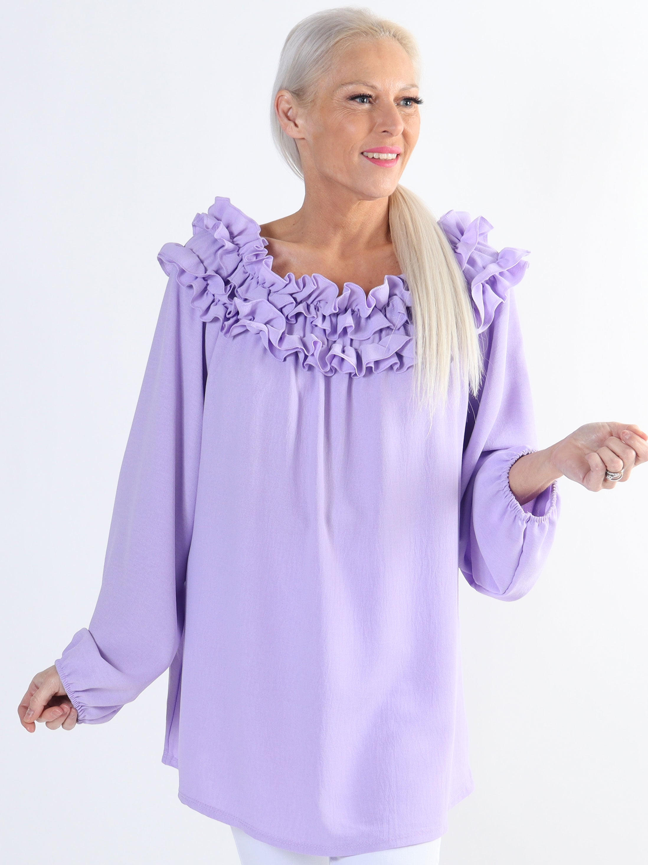 Chili - Finaste plus size tunikan med volanger i halsringningen (bestseller)